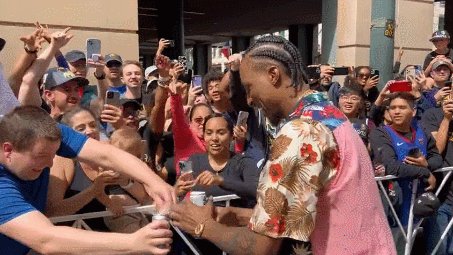 球速体育-冠军游行嗨翻天！马龙成湖人之父 约基奇：游行真香