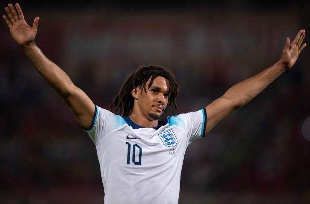 球速体育APP-三狮大啖鱼腩猛将出彩，阿诺德改踢中场是全新出路