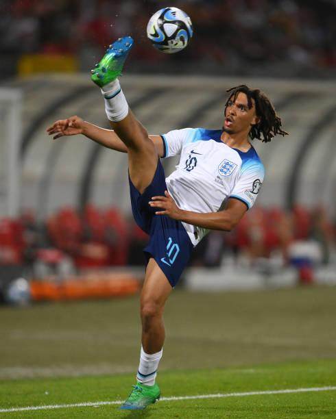 球速体育APP-三狮大啖鱼腩猛将出彩，阿诺德改踢中场是全新出路