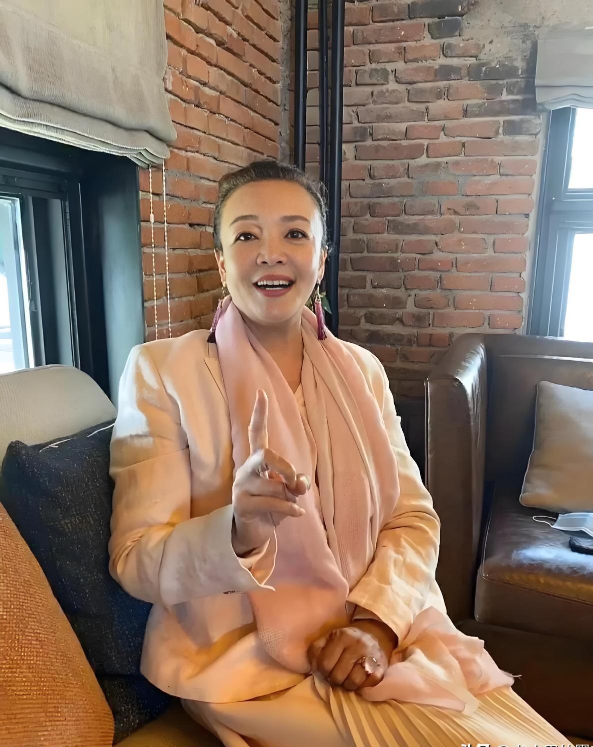 球速体育官方网站-母子俩又杠上了！张兰生气离台不受儿子待见，吐槽汪大爷不管小菲