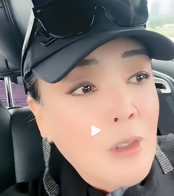 球速体育官方网站-母子俩又杠上了！张兰生气离台不受儿子待见，吐槽汪大爷不管小菲